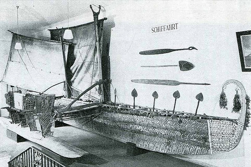 Schwarz-Weiß Fotografie eines Bootes in einem musealen Ausstellungsraum (öffnet Vergrößerung des Bildes)