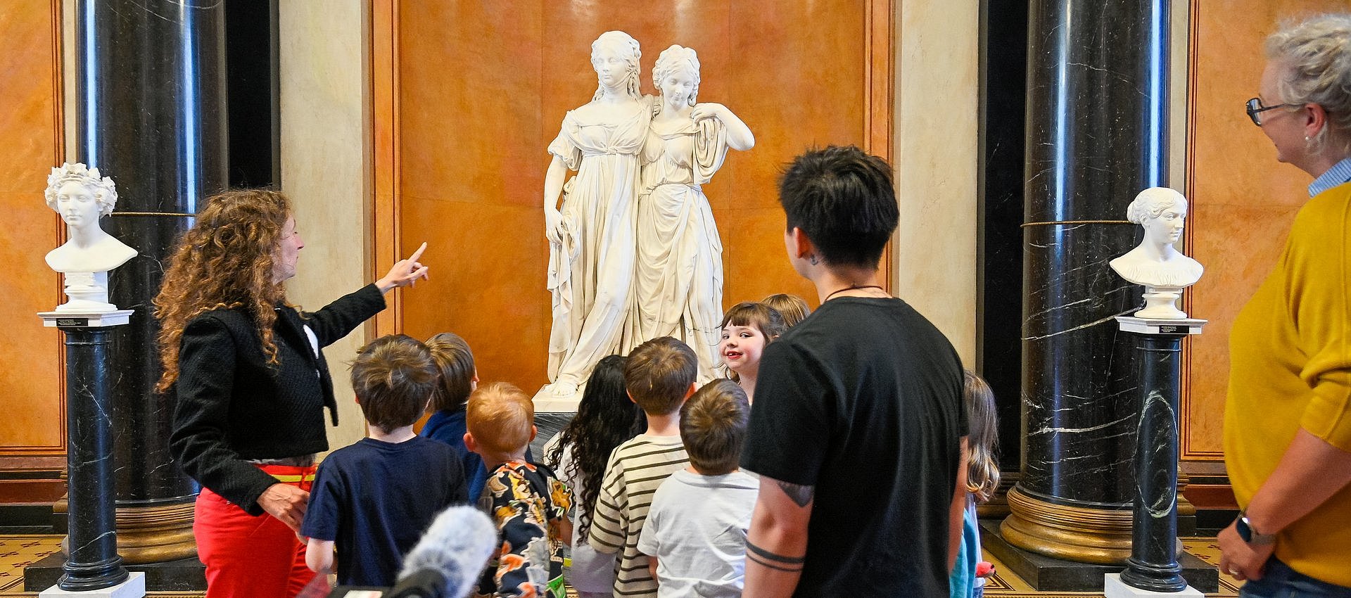Kindergarten Kinder bei einem Museumsbesuch 