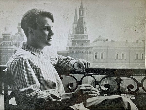 Ruge 1957 Historisches Foto eines jungen Mannes auf einem Balkon sitzend