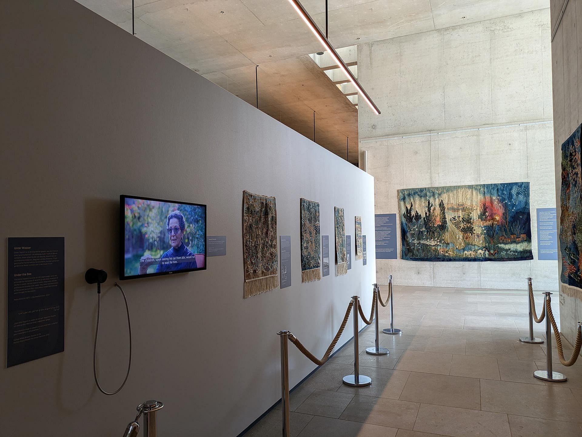 Teppiche und Bildschirm im Museum