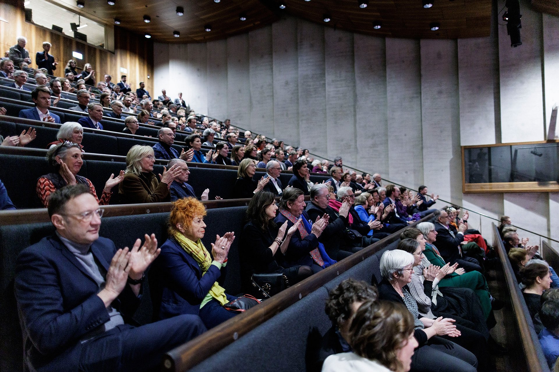 Voll besetzte Reihen in einem Auditorium