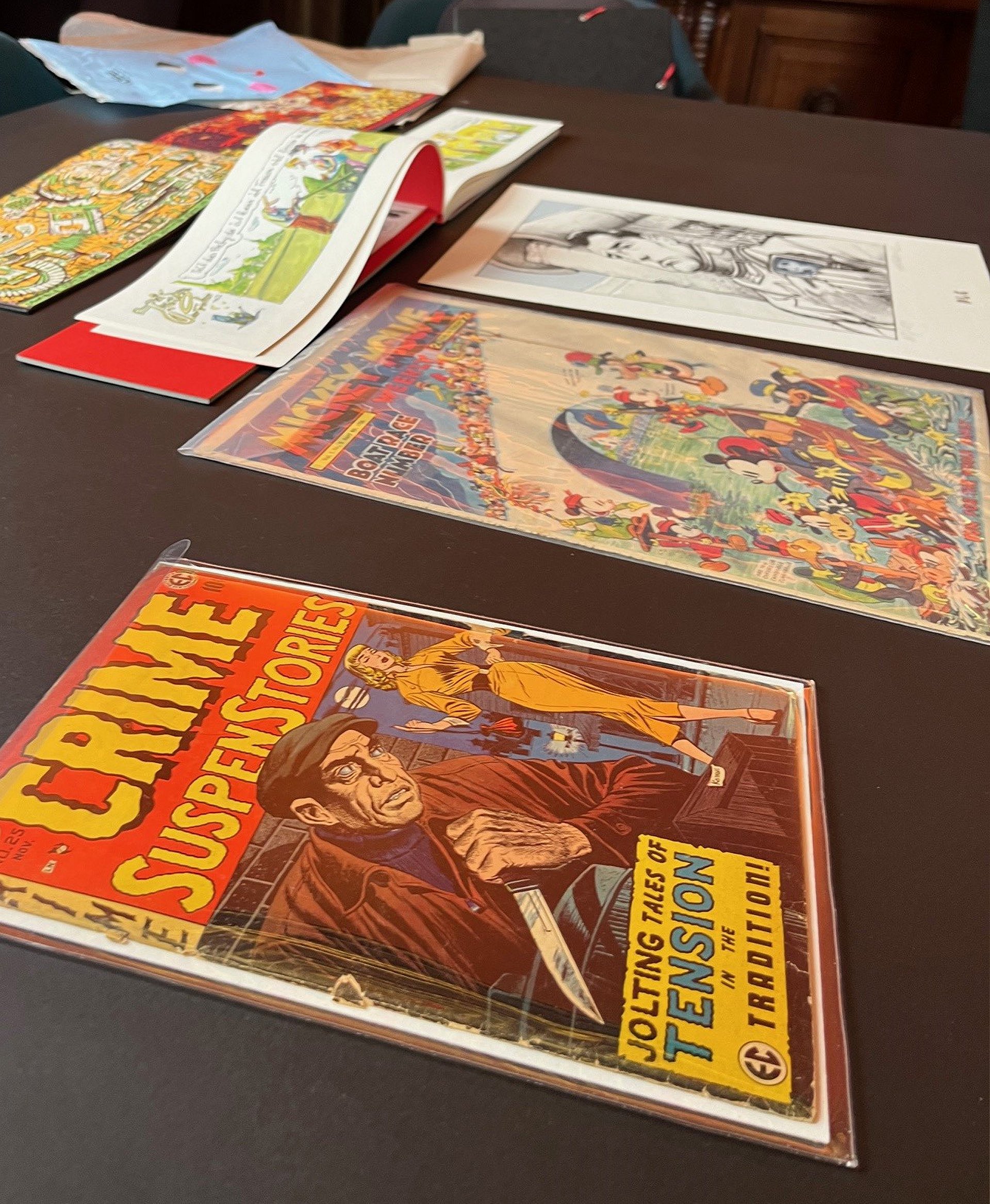 Comichefte liegen auf einem Tisch