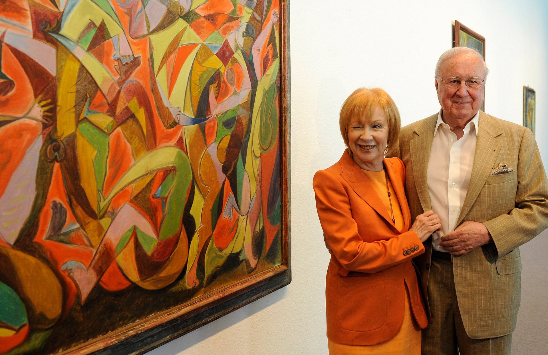 Ein älteres Ehepaar steht vor einem abstrakten Gemälde