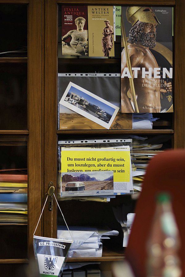 Im Büro von Andreas Scholl, Direktor der Antikensammlung im Alten Museum © SPK / Photothek, Foto: Thomas Trutschel