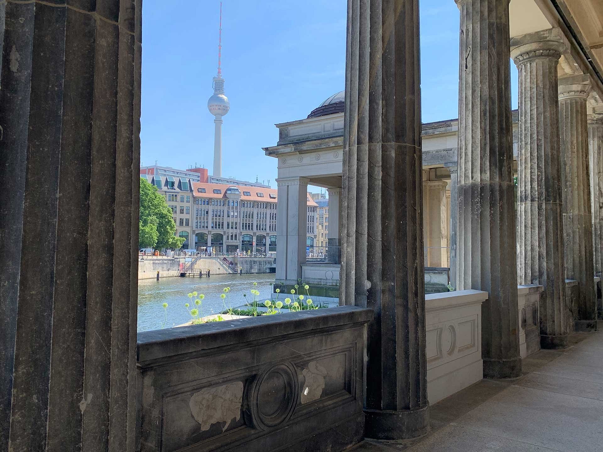Blick auf den Fernsehturm durch die Kolonnaden auf der Museumsinsel