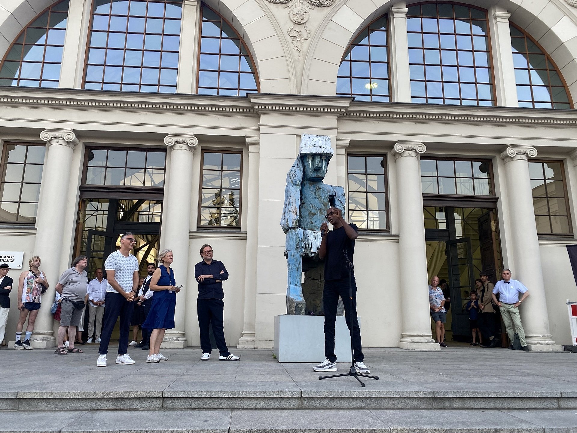 eine Gruppe von Menschen stehen vor dem Hamburger Bahnhof