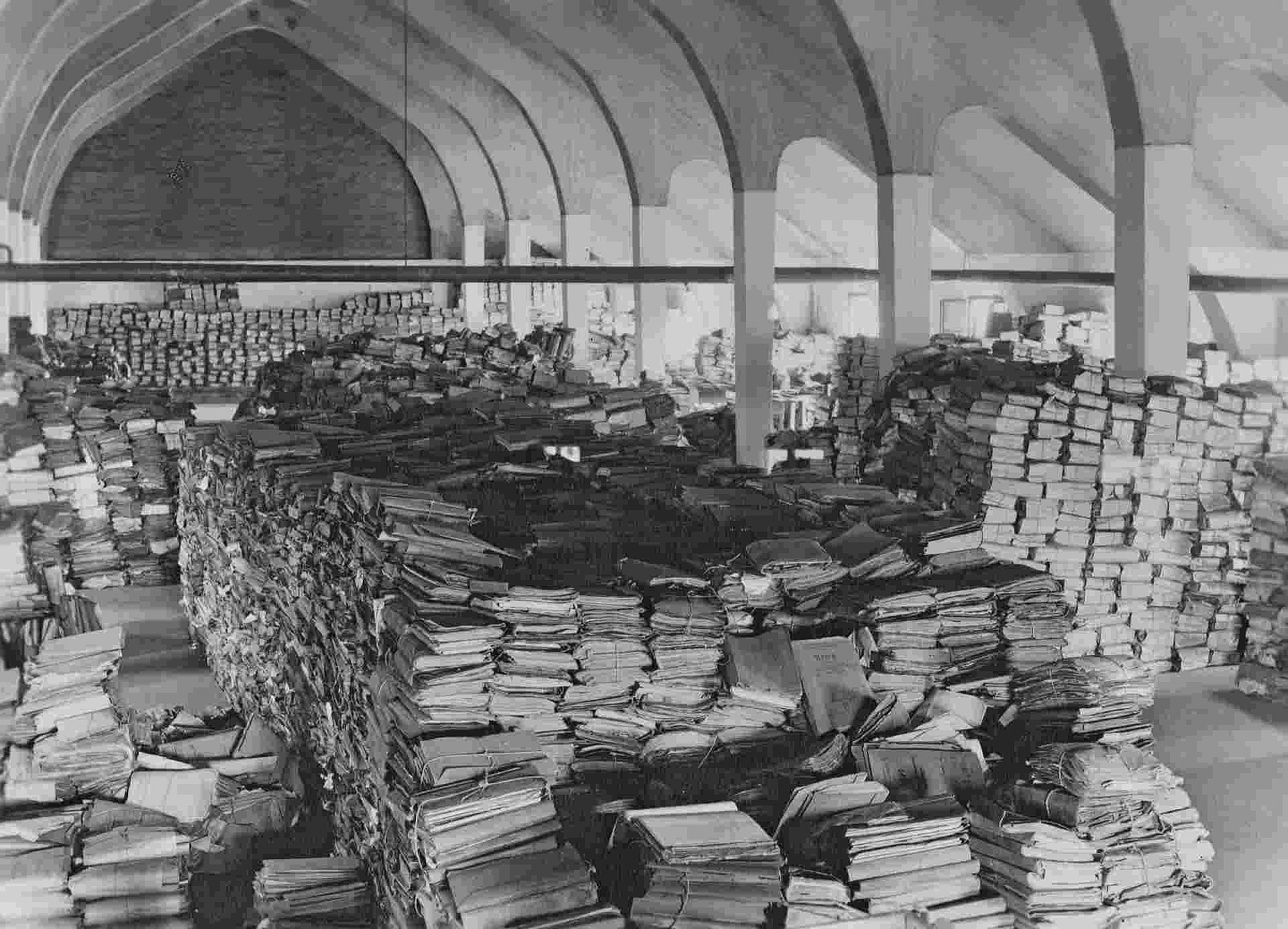 Schwarz-weiß Fotografie einer großen Lagerhalle