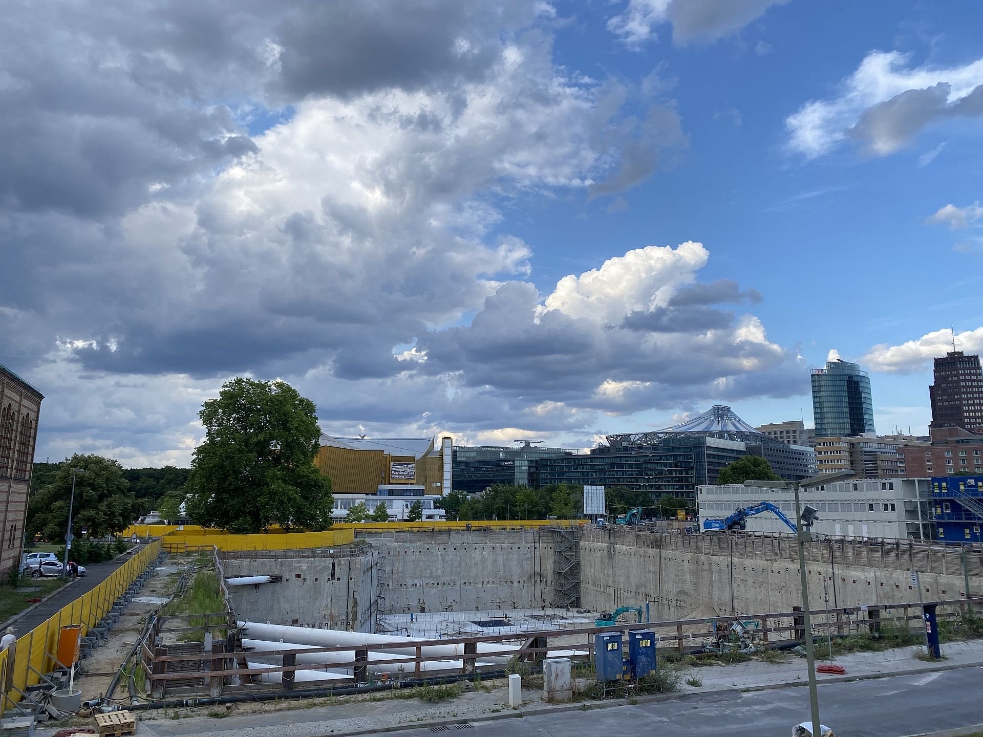 eine riesige Baugrube über die Wolken hinwegziehen