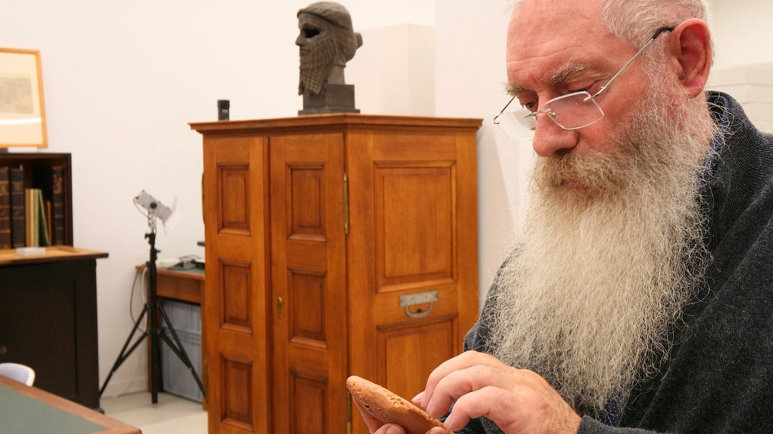 Mann betrachtet Tontafel