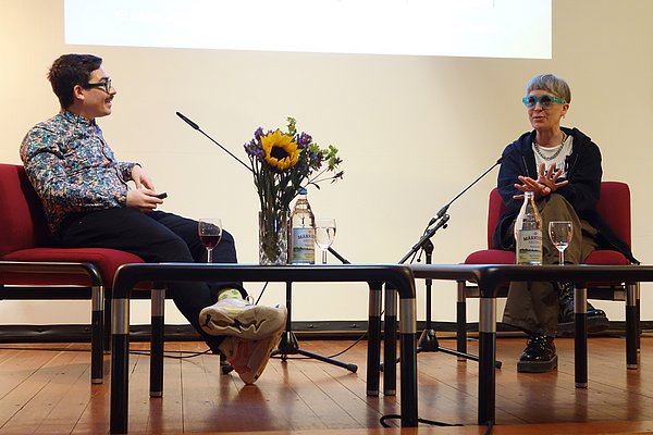 Amadeo Gandolfo und Powerpaola Zwei Personen auf einer Bühne
