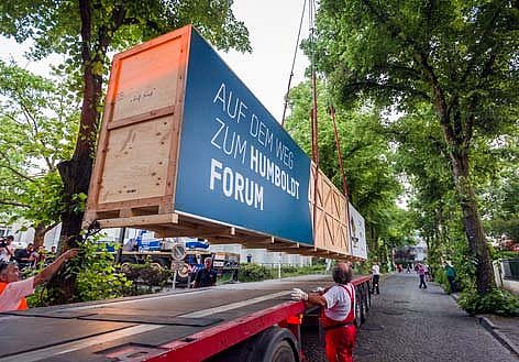 Verladung der Kiste auf den Tieflader © Staatliche Museen zu Berlin / David von Becker