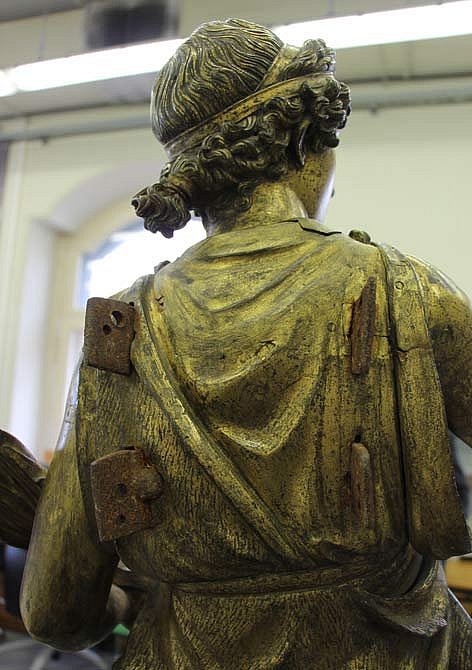 Der Rücken der Skulptur mit metallenen Aufsätzen, um die Flügel zu befestigen