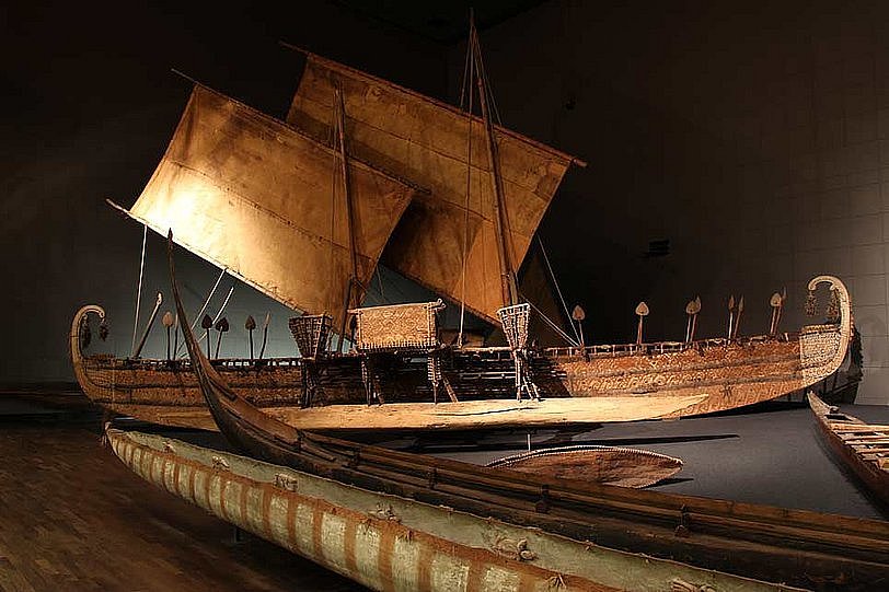 Ein Boot in einem musealen Ausstellungsraum (öffnet Vergrößerung des Bildes)