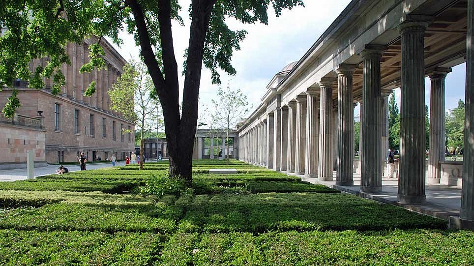 Kolonnadenhof auf der Museumsinsel Berlin (öffnet Vergrößerung des Bildes)