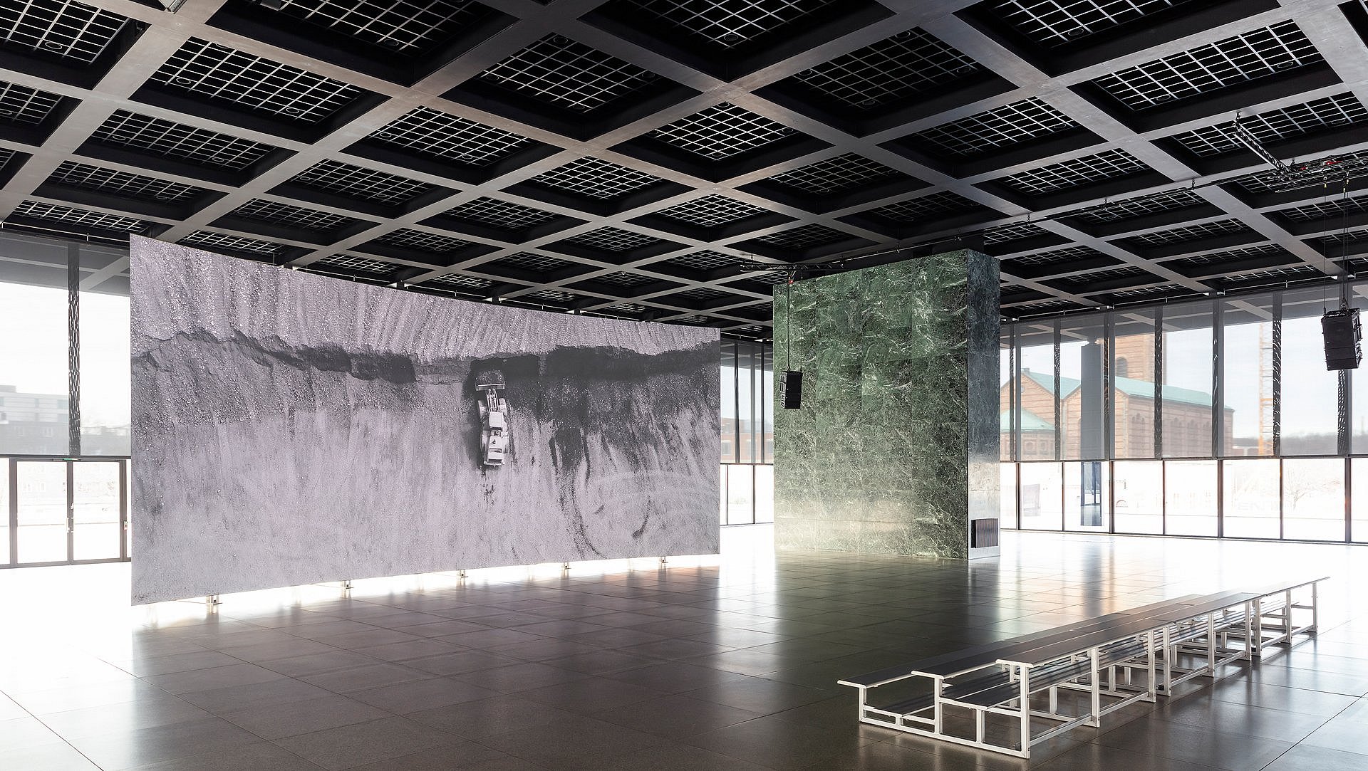 Riesige Leinwand in der Glashalle der Neuen NAtionalgalerie, auf die eine schwarz-weiße Videoinstallation projiziert wird