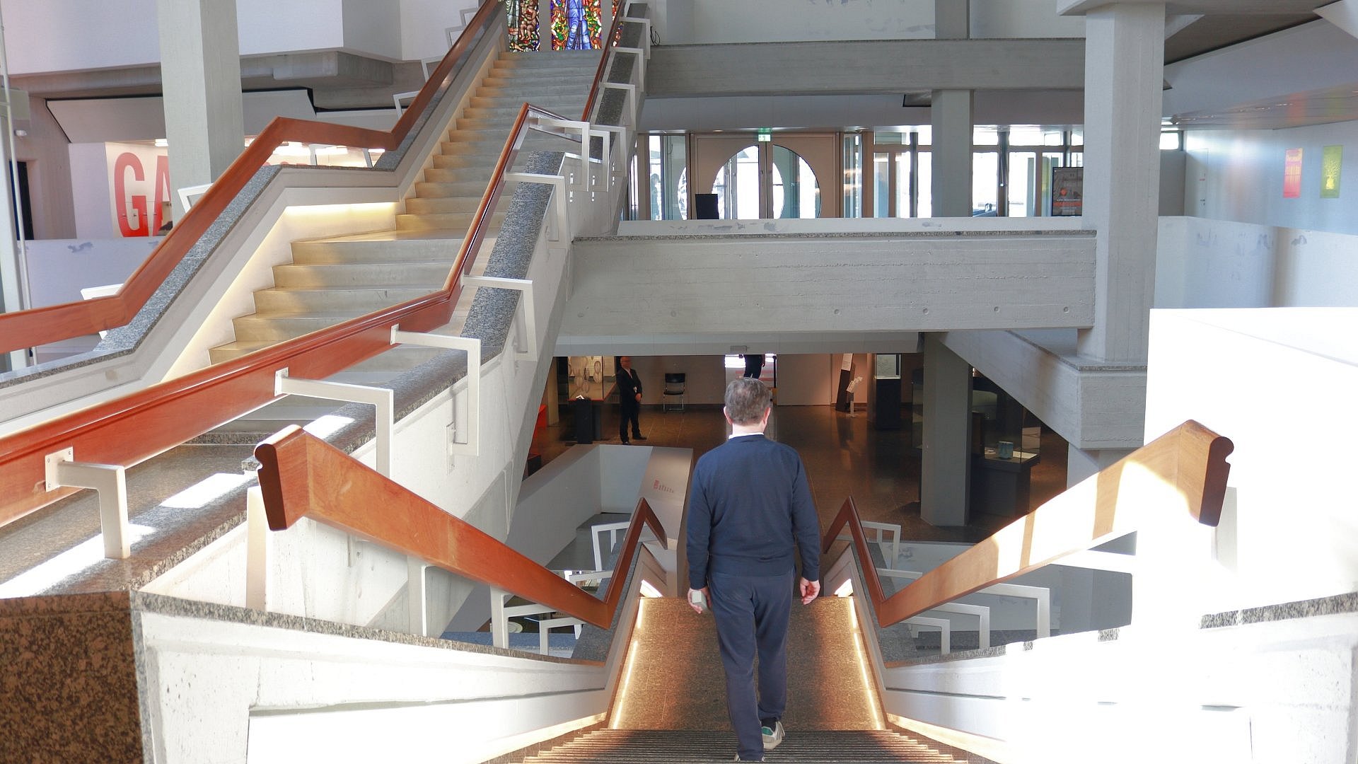ein Mann in einem großen Treppenhaus