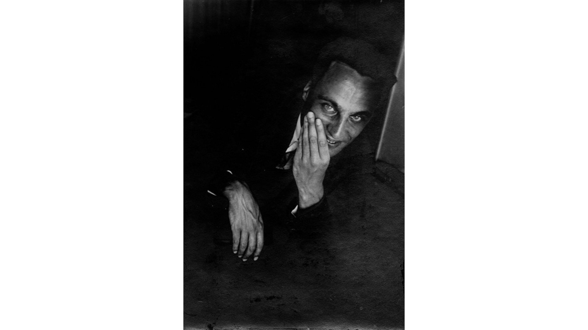 s/w-Fotografie eines lächelnden Mannes