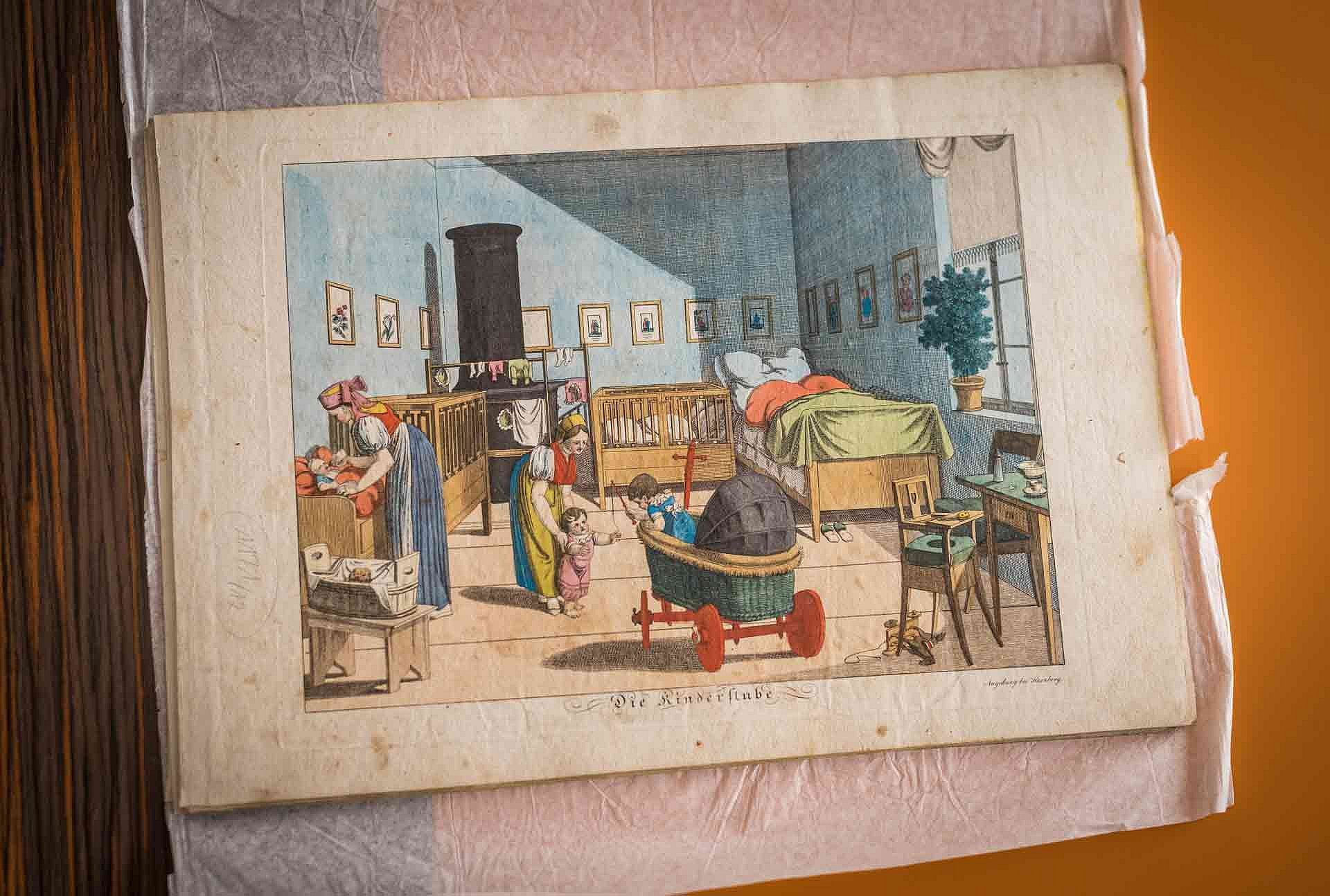 Eine Frau blättert in einem Buch