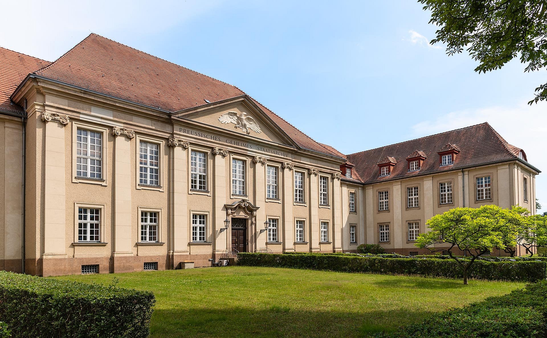 Gebäudefassade hinter Vorgarten