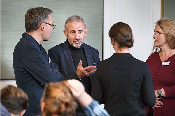 Vier Personen diskutieren angeregt