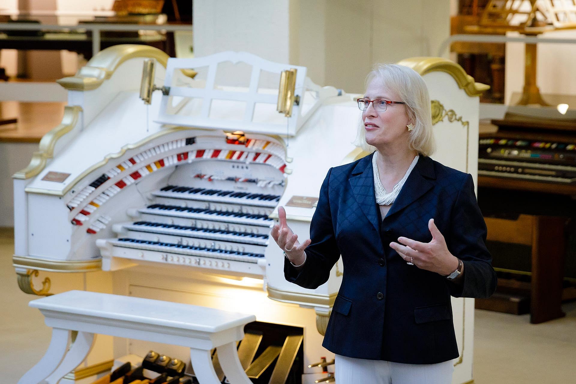 Eine Frau spricht neben einem Piano