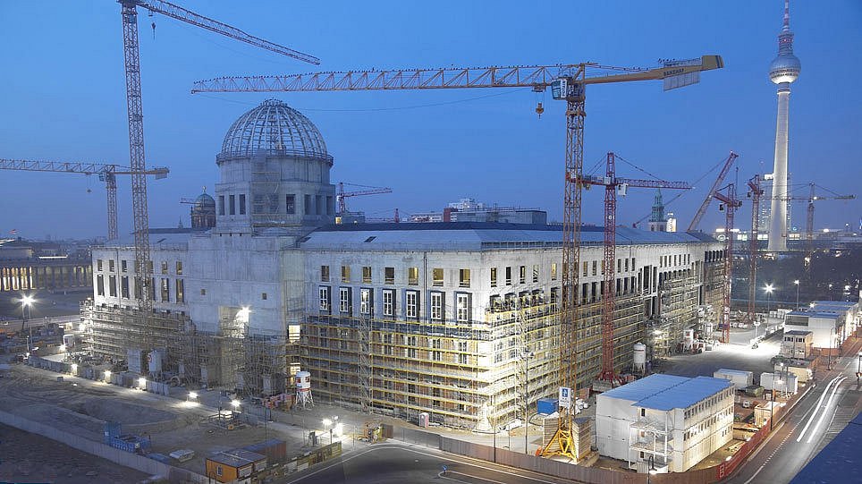 Blick auf eine Baustelle am Abend (öffnet Vergrößerung des Bildes)