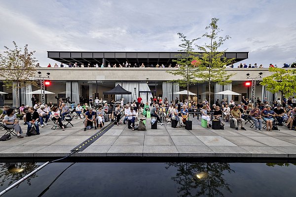 Sound in the Garden in der Neuen Nationalgalerie © Staatliche Museen zu Berlin / Stephanie von Becker Sound in the Garden in der Neuen Nationalgalerie © Staatliche Museen zu Berlin / Stephanie von Becker