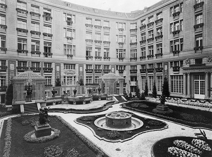 Hotel Esplanade in der Bellevuestraße; Blick in den Gartenhof (1908) (öffnet Vergrößerung des Bildes)