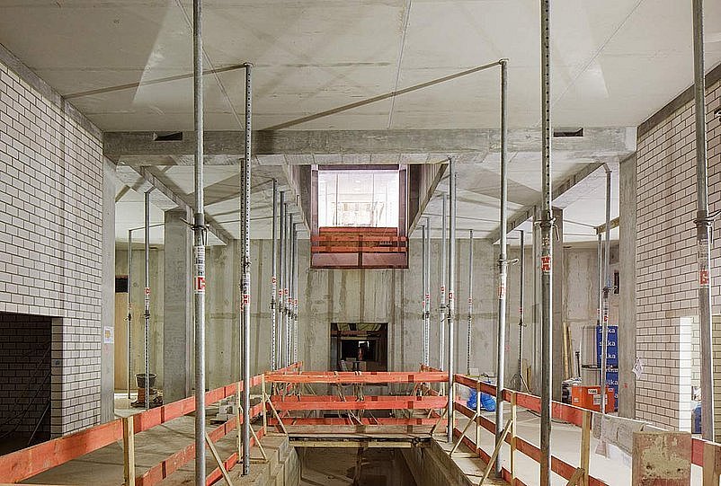 Stahlgerüst des quadratisch geformten neuen Eingangsbereichs des Pergamonmuseums (öffnet Vergrößerung des Bildes)