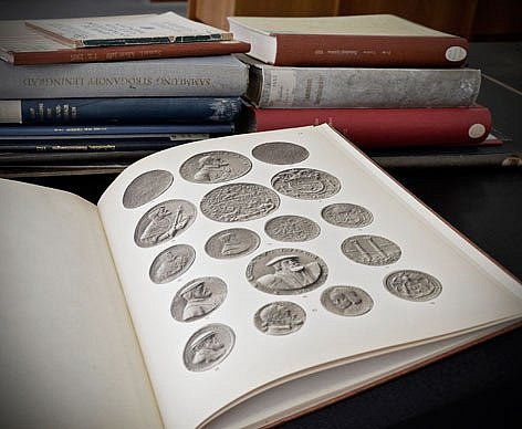Auktionskataloge mit Abbildungen sind für die Provenienzforschung von besonderem Wert, da sich die beschriebenen Kunstwerke eindeutiger identifizieren lassen. Dieser Auktionskatalog von der Versteigerung des Auktionshauses Leo Hamburger am 4. November 1924 zeigt Kunstmedaillen aus der bedeutenden Sammlung Hermann Vogel, Chemnitz. (öffnet Vergrößerung des Bildes)
