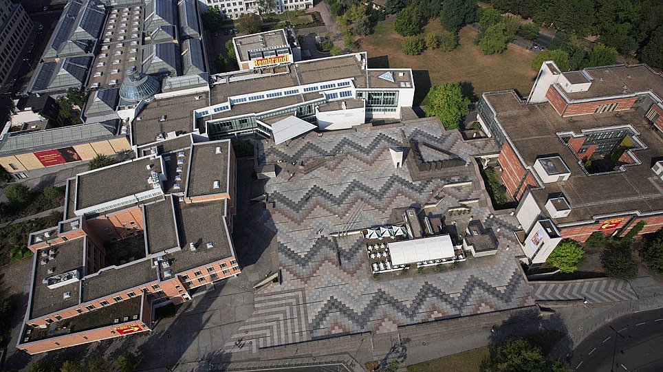 Von oben: Kupferstichkabinett und Kunstbibliothek links, dahinter Gemäldegalerie, rechts das Kunstgewerbemuseum  (öffnet Vergrößerung des Bildes)
