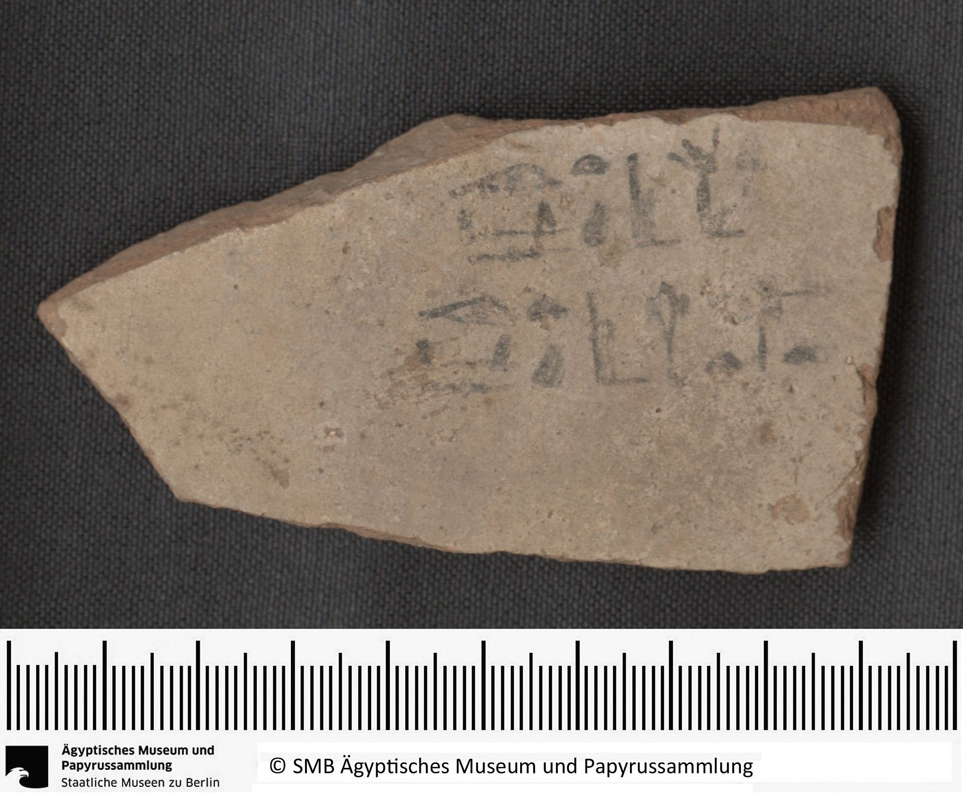 Ostrakon mit Hieroglyphen