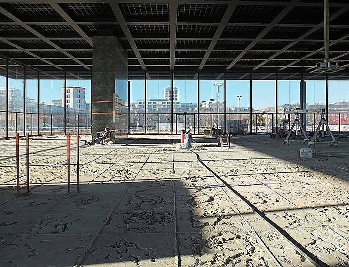 Blick auf die Baustelle im Innenraum eines modernen Gebäudes (öffnet Vergrößerung des Bildes)
