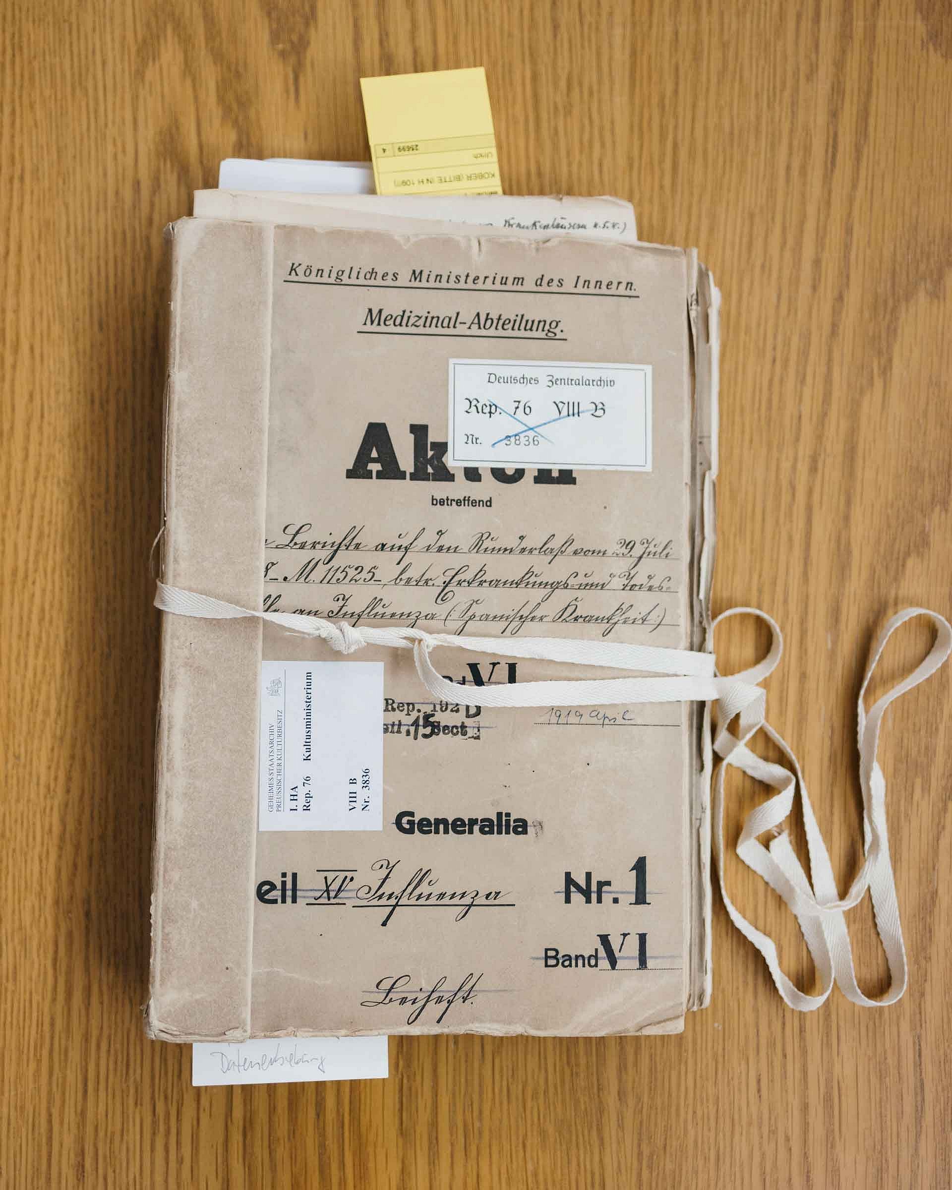 Historisches Aktenbündel