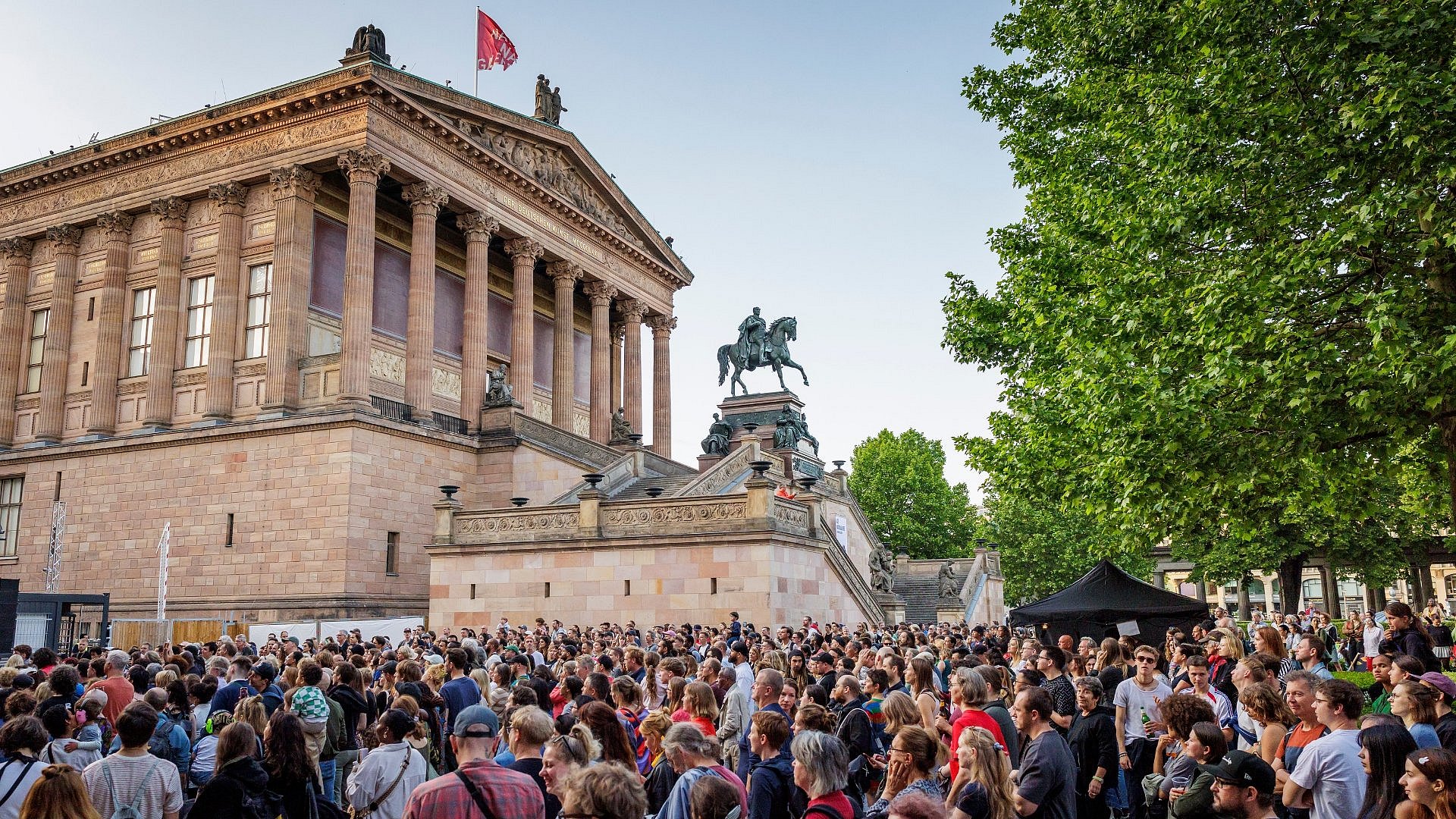 eine Menschenmenge vor der Alten Nationalgalerie