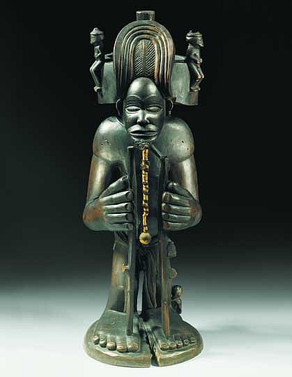Objektfotografie einer afrikanischen Skulptur (öffnet Vergrößerung des Bildes)