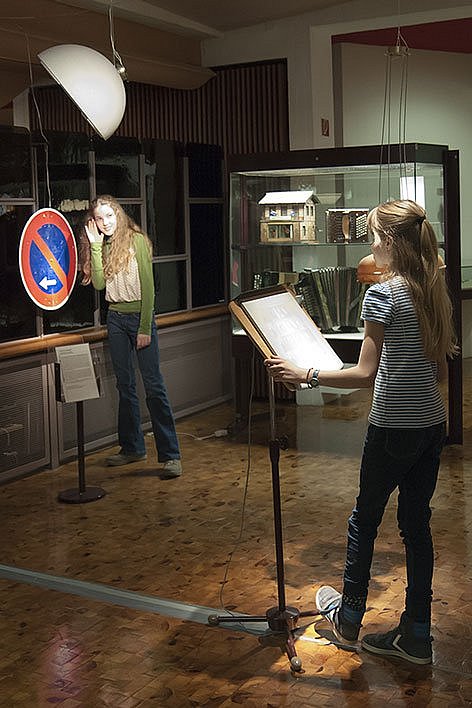 Kinder probieren eine Klangstation im Museum aus.