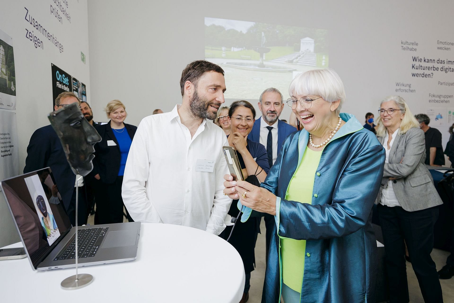 Kulturstaatsministerin Claudia Roth hält ein Handy in der Hand