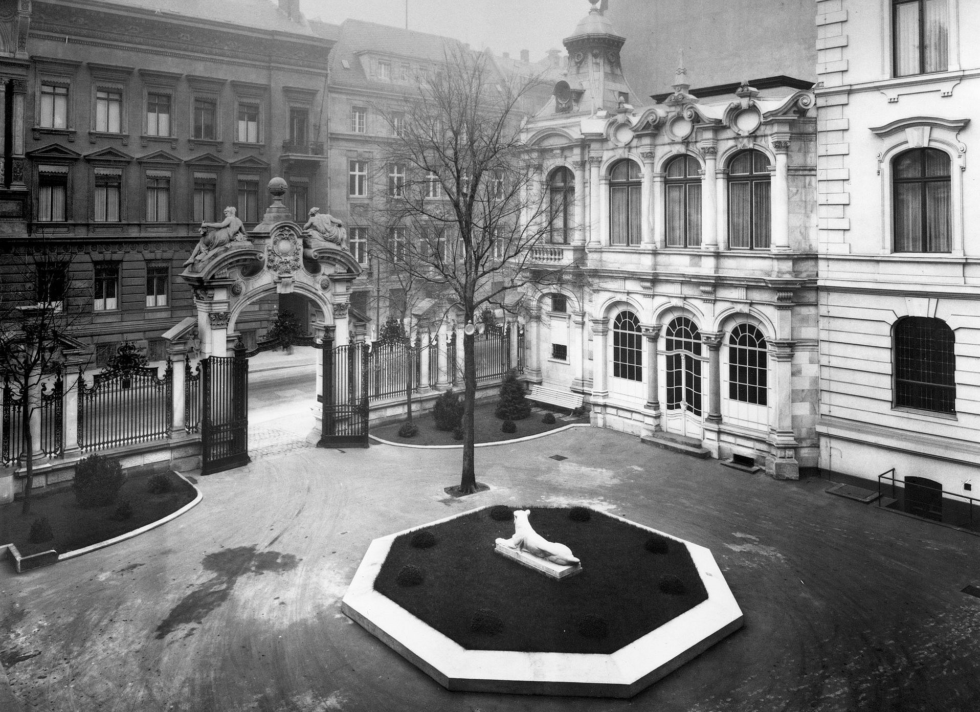 Historisches Foto einer Löwenskulptur im urbanen Kontext