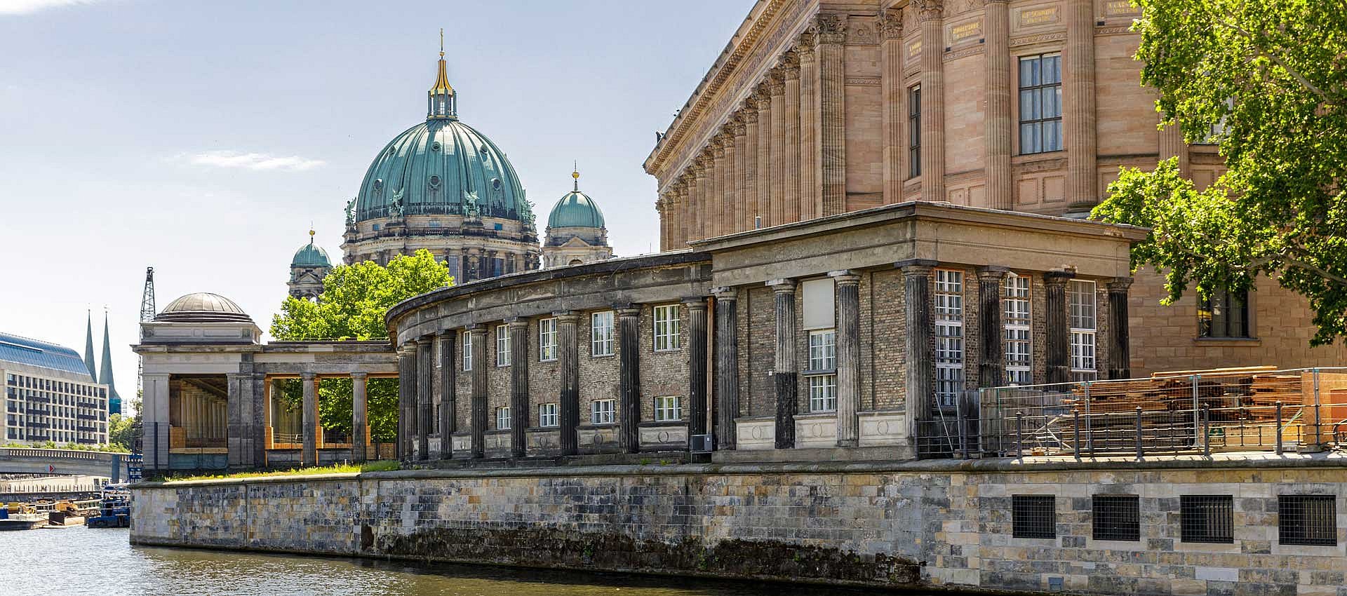Die Kolonnaden auf der Museumsinsel, im Hintergrund der Berliner Dom