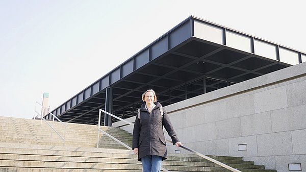 Frau auf Treppe