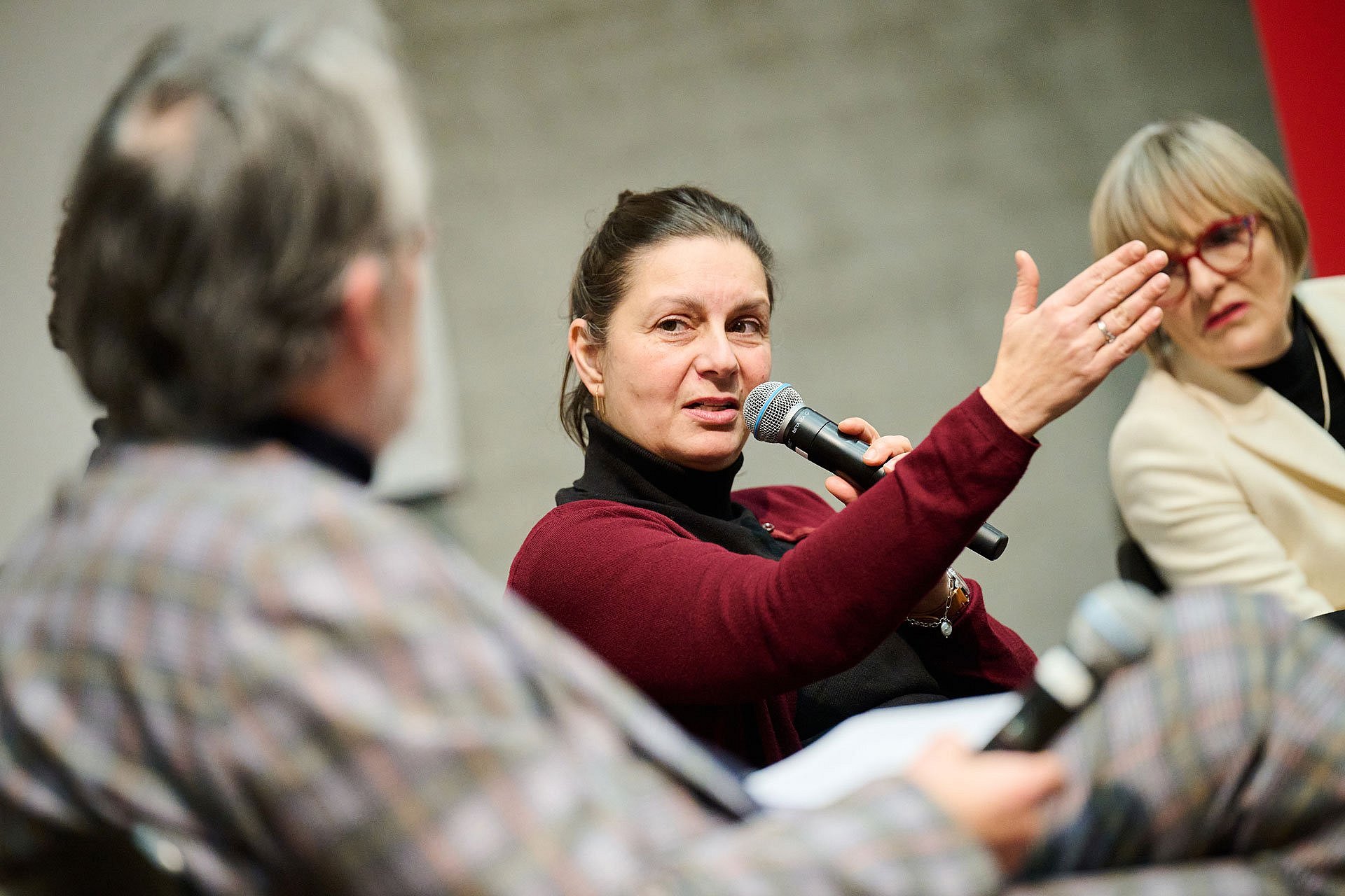 Frau spricht in Mikrofon