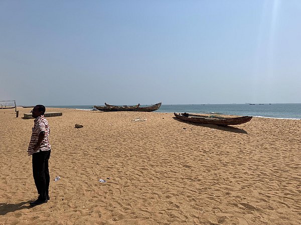 Strand Togo Strand mit kleinen Booten, links ein Mann