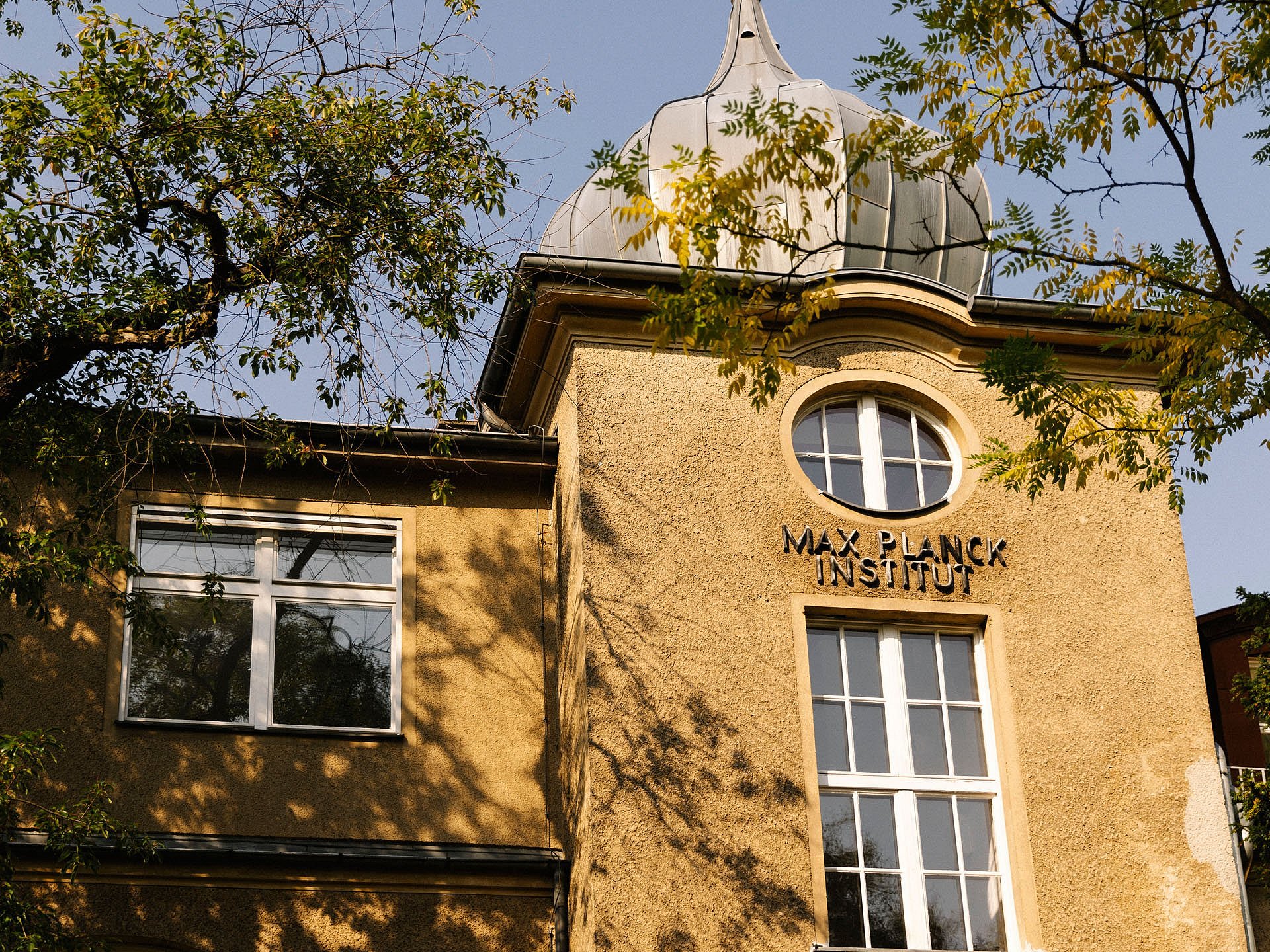 Turmecke mit rundem Fenster eines Institutsgebäudes