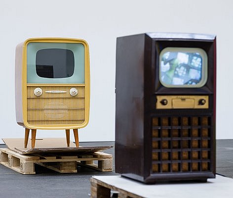 Zwei historische Fernsehkommoden