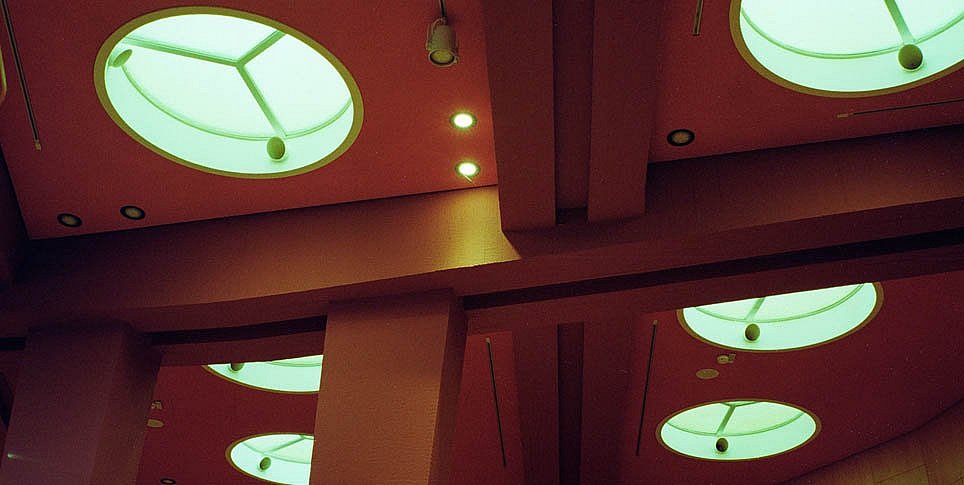 Der Himmel über dem Institut: Deckenverkleidung im Folkloresaal (öffnet Vergrößerung des Bildes)