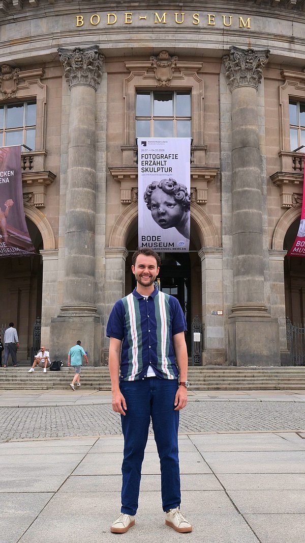 Ein Mann vor einem monumentalen Museumsbau