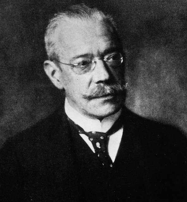 Historische schwarz-weiß Fotografie eines mittelalten Mannes mit Schnurrbart