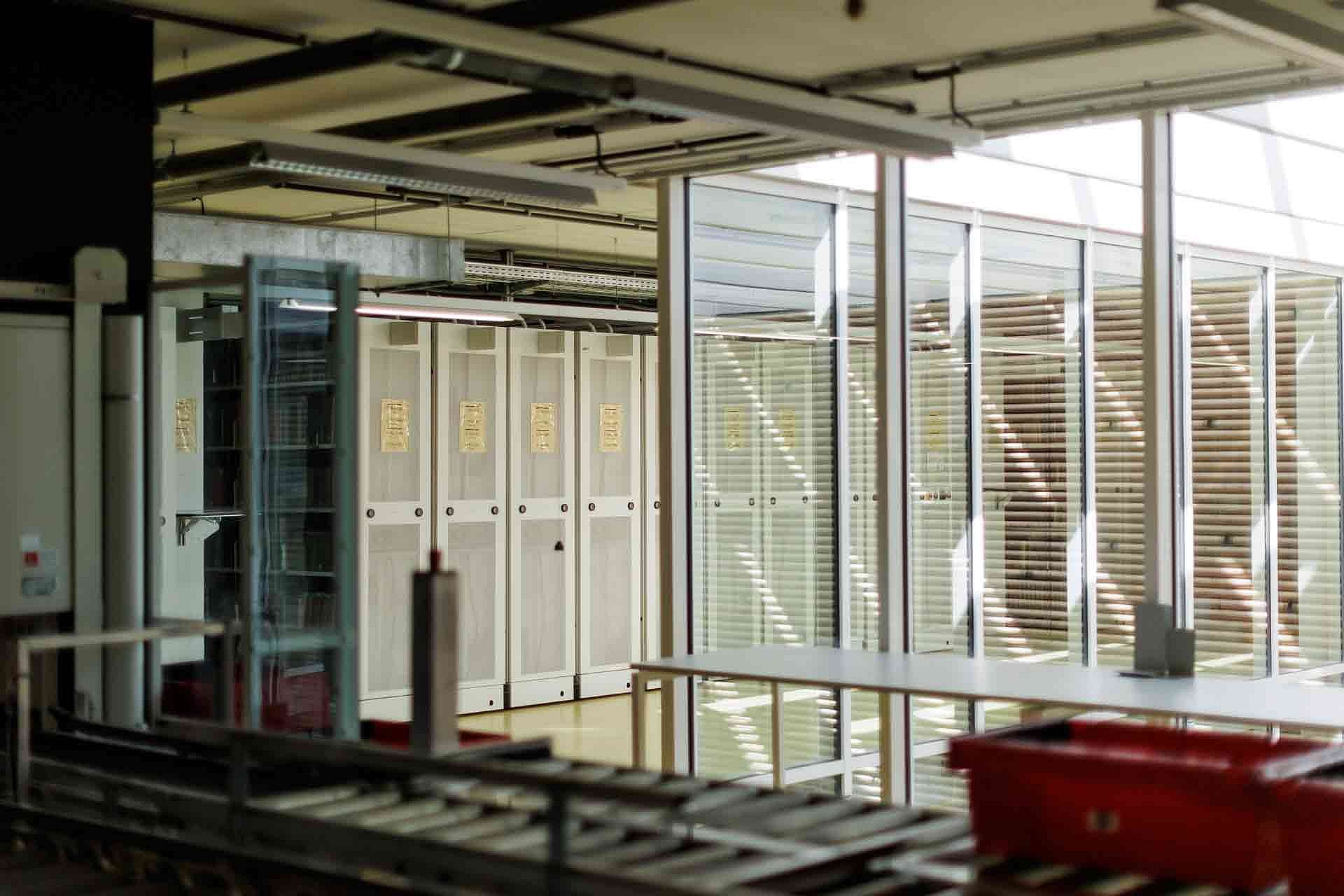 Büroansicht mit großen Fenstern, Sicht auf einen Innehof