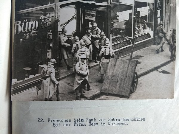 Plünderung Historische Aufnahme: Soldaten plündern eine Buchhandlung